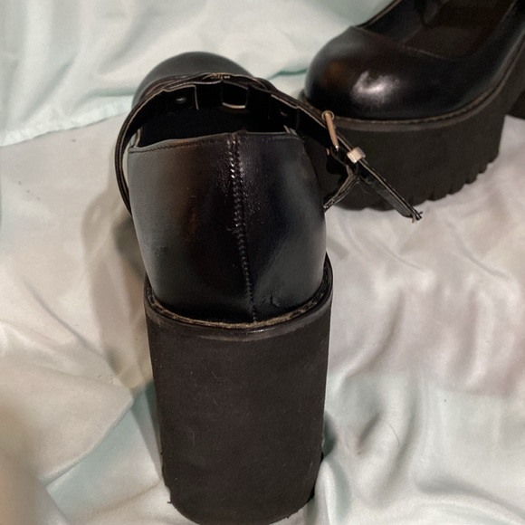 Black Mary Jane platforms size 9 - Picture 3 of 4